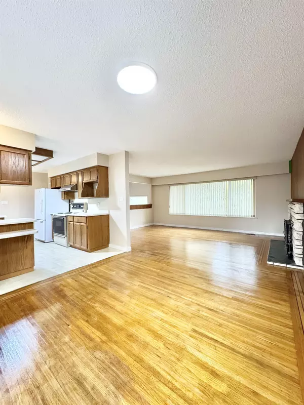 Delta, BC V4M 3A1,901 52a ST #Upper