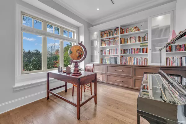 Vancouver, BC V6P 5P7,7458 Maple ST