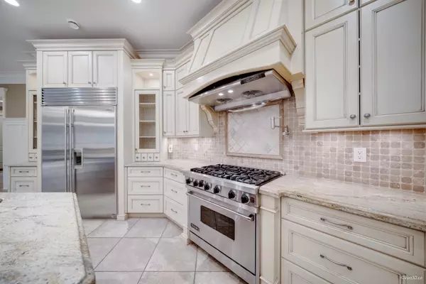 13464 Vine Maple DR Surrey, BC V4P 1W9