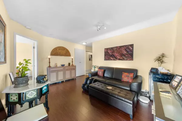 North Vancouver, BC V7J 3T5,1327 E Keith RD #1106