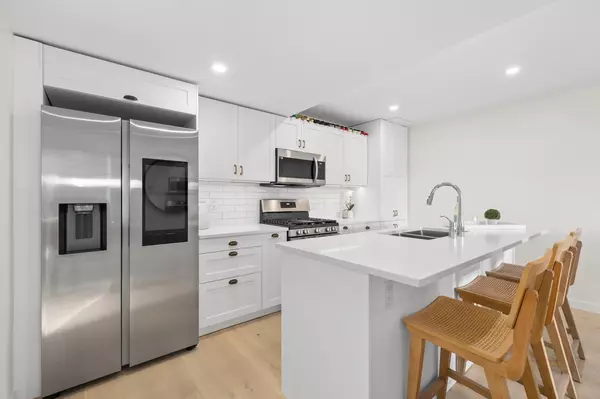 White Rock, BC V4B 4B8,1225 Merklin ST #103