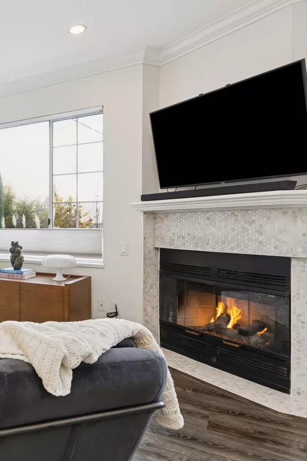 West Vancouver, BC V7V 1Y1,2440 Haywood AVE #101