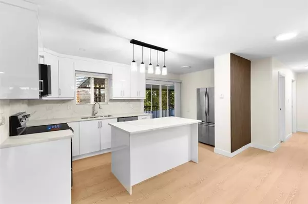 11633 87a AVE, Surrey, BC V4C 3B2