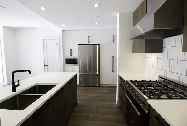 Vancouver, BC V6P 3H1,6933 Cambie ST #301