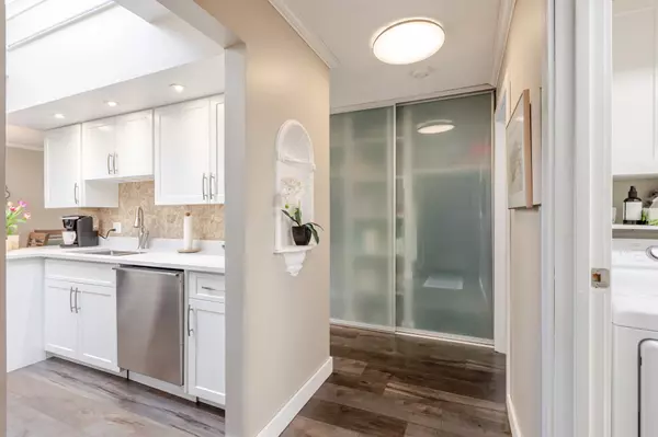 White Rock, BC V4B 3W6,1351 Martin ST #305