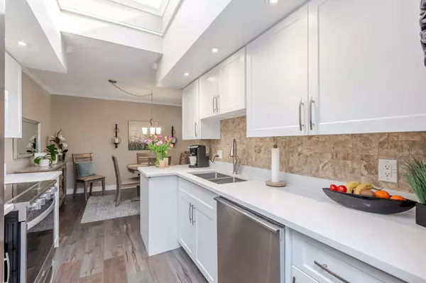 White Rock, BC V4B 3W6,1351 Martin ST #305