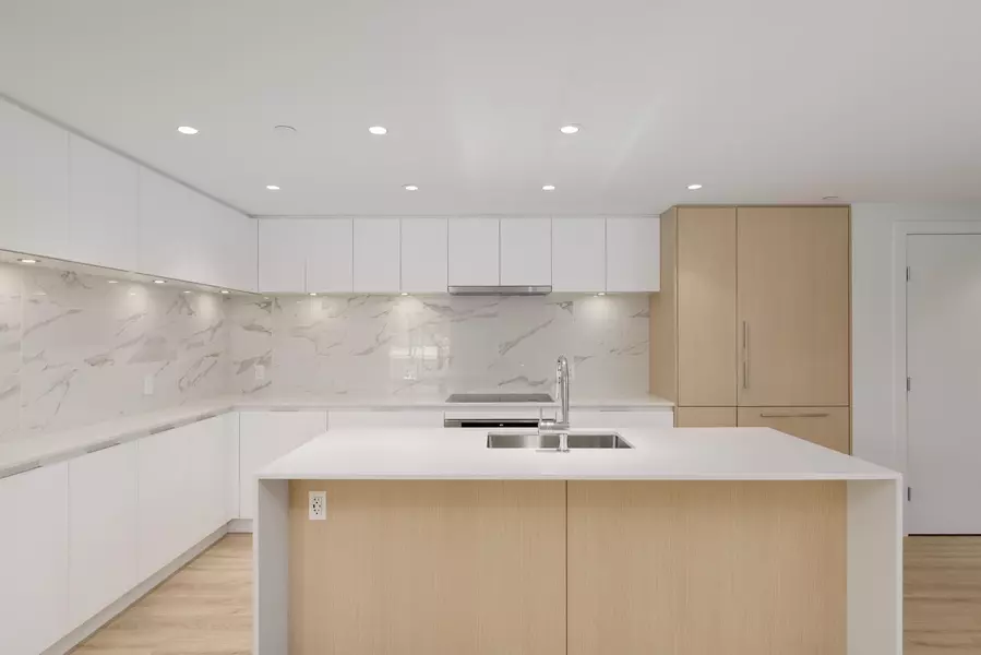 1500 Fern ST #404, North Vancouver, BC V7J 0E6