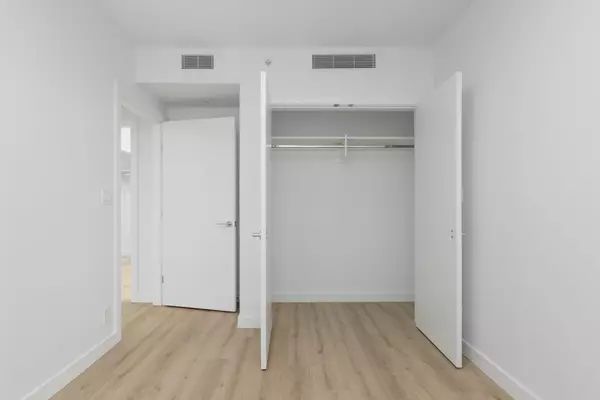 1500 Fern ST #404 North Vancouver, BC V7J 0E6