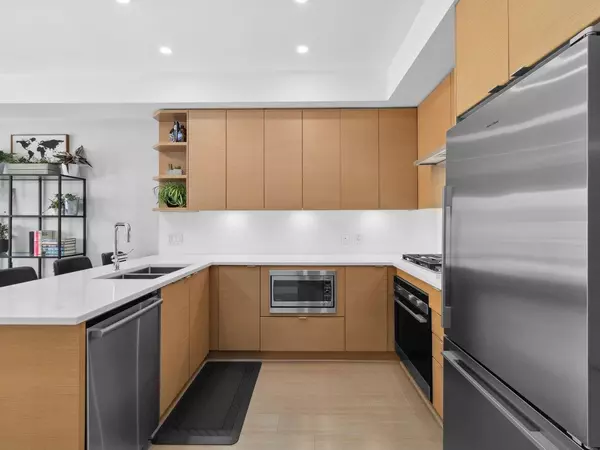 Vancouver, BC V6R 0C1,2528 Collingwood ST #208