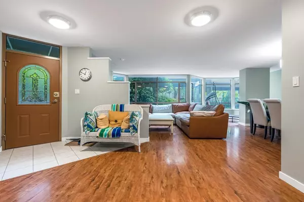 White Rock, BC V4B 2P4,15111 Russell AVE #101