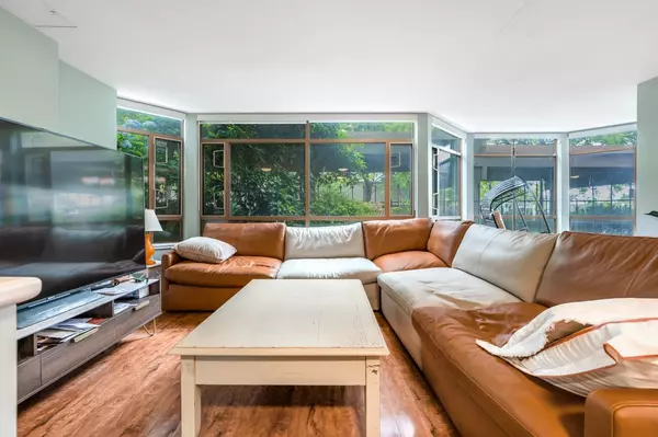 White Rock, BC V4B 2P4,15111 Russell AVE #101