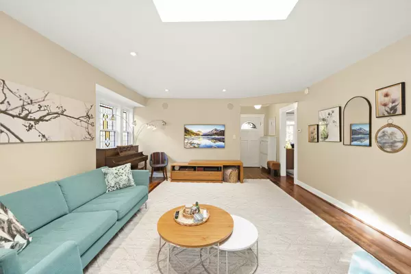 North Vancouver, BC V7M 2R1,2340 Chesterfield AVE