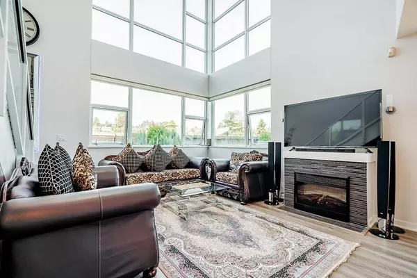 2225 Holdom AVE #304, Burnaby, BC V5B 0A1