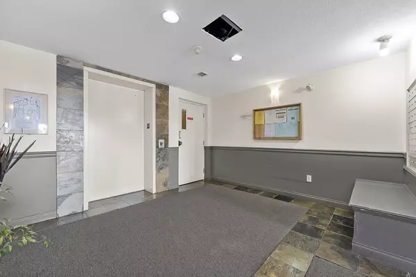 Vancouver, BC V5V 3C3,868 Kingsway #211