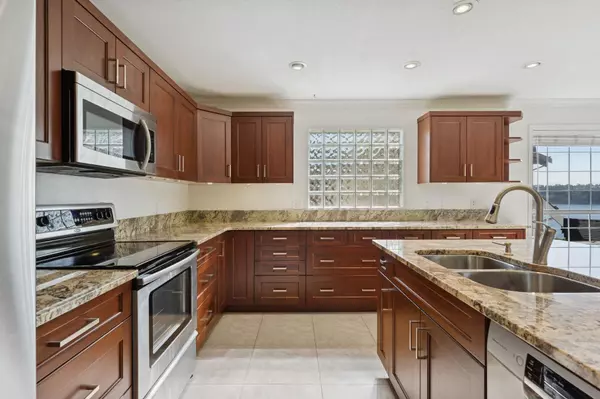 3908 Blantyre PL North Vancouver, BC V7G 2G4