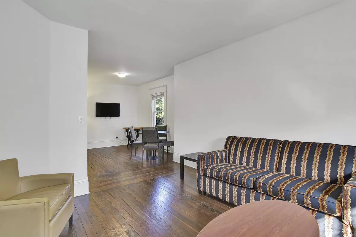 Vancouver, BC V6G 1P3,1517 Comox Street #2