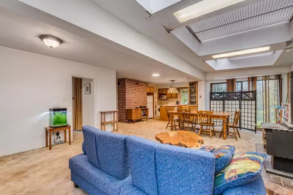 Burnaby, BC V5H 3N1,5449 Royal Oak AVE