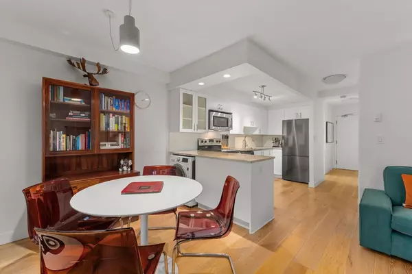 Vancouver, BC V6G 1T3,1819 Pendrell ST #401