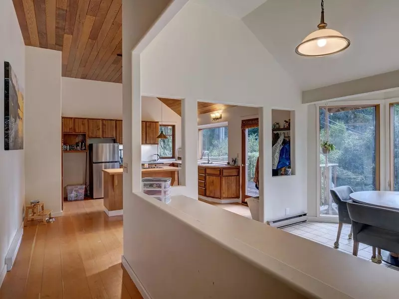 1321 Marlene RD, Roberts Creek, BC V0N 2W2