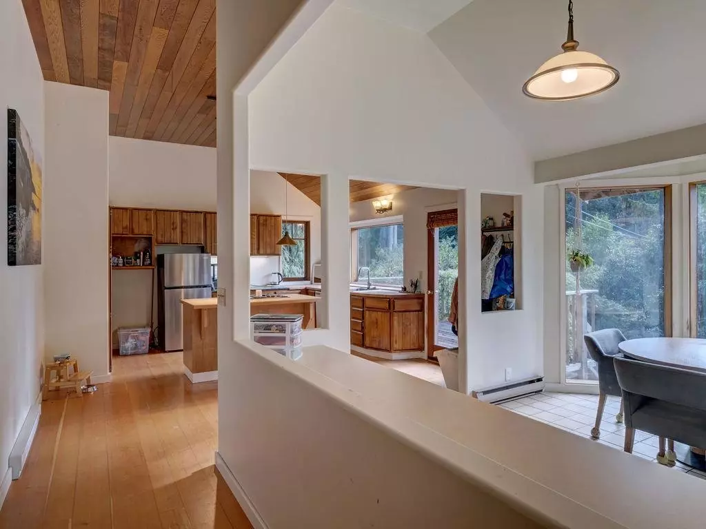 Roberts Creek, BC V0N 2W2,1321 Marlene RD