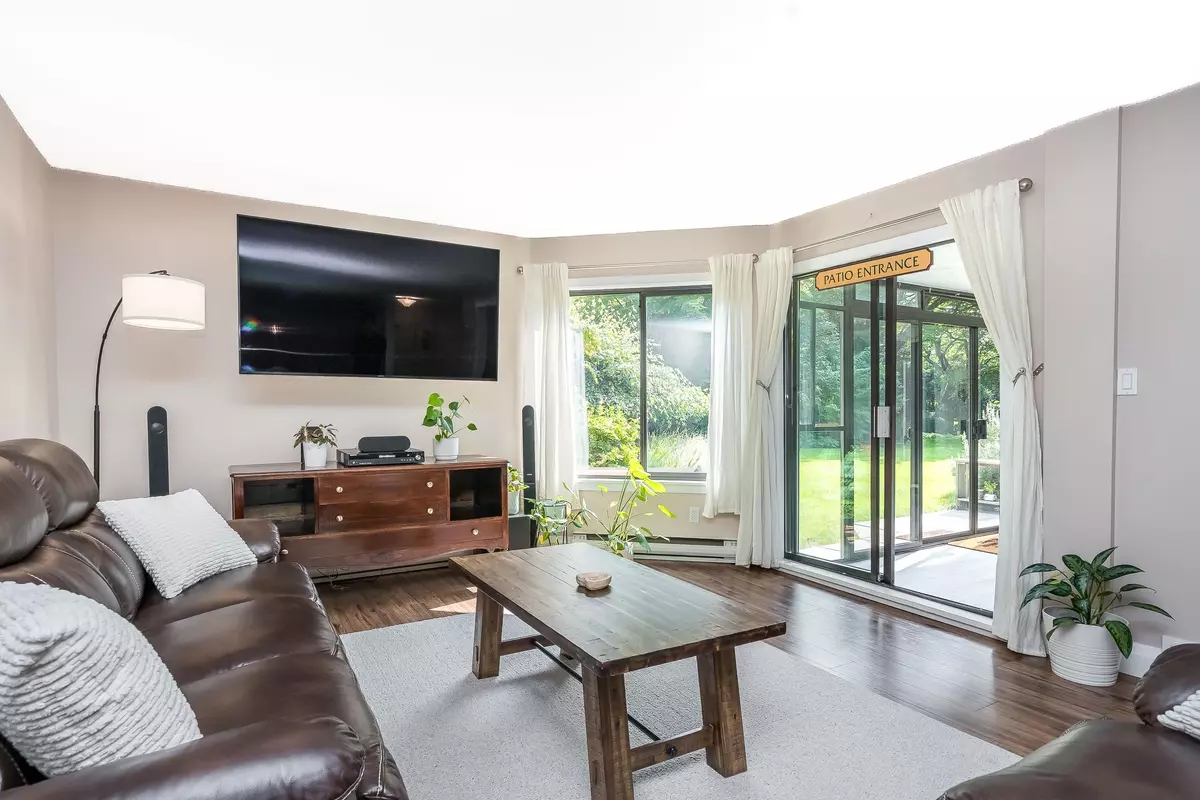 Surrey, BC V4B 3T7,1520 Vidal ST #104