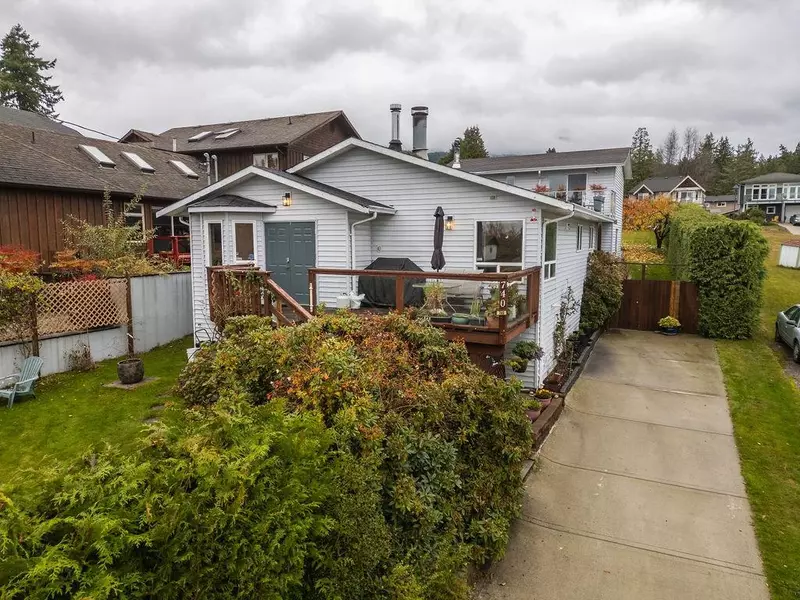 740 Hillcrest RD, Gibsons, BC V0N 1V9