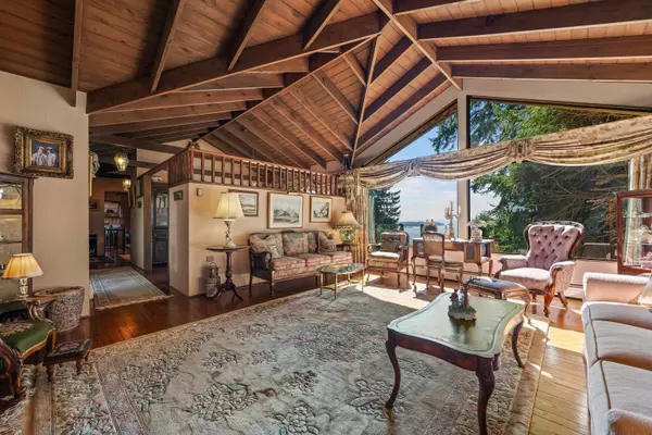 2235 Chairlift RD, West Vancouver, BC V7S 2T4