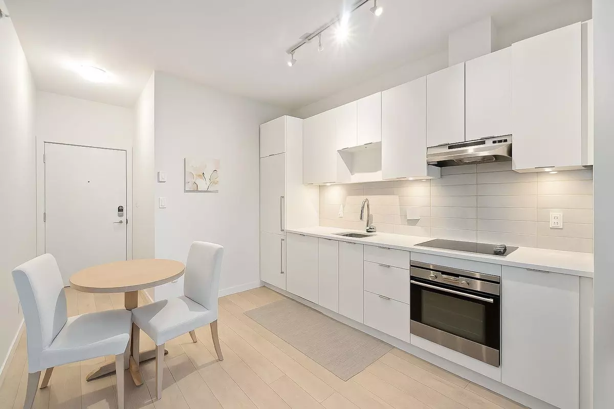 Surrey, BC V3R 5E2,13678 Grosvenor RD #410