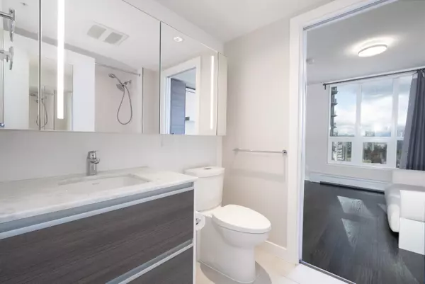 13398 104 AVE #17xx Surrey, BC V3T 1V6