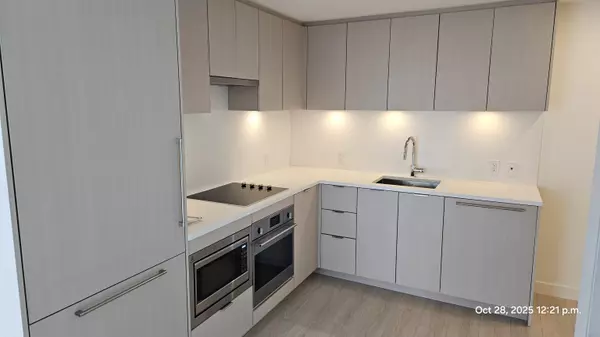 13675 107a AVE #2508, Surrey, BC V3T 0X2