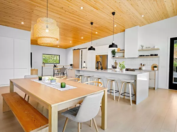 3011 Tenquille PL, Pemberton, BC V0N 2L3