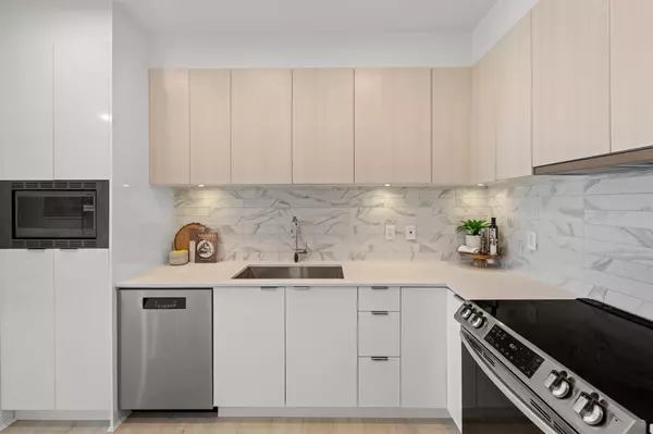 Tsawwassen, BC V4M 0E4,1792 Starling DR #219