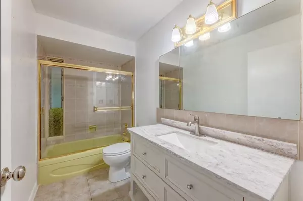 West Vancouver, BC V7S 2P5,1380 Burnside Road ST