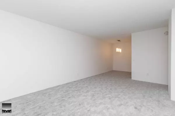 2016 Fullerton AVE #305 North Vancouver, BC V7P 3E6