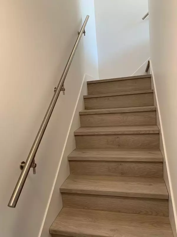 North Vancouver, BC V7L 0G7,720 E 3rd ST