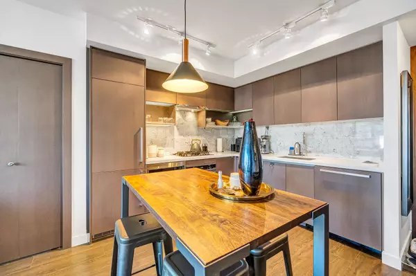 Vancouver, BC V6B 0P4,68 Smithe ST #721