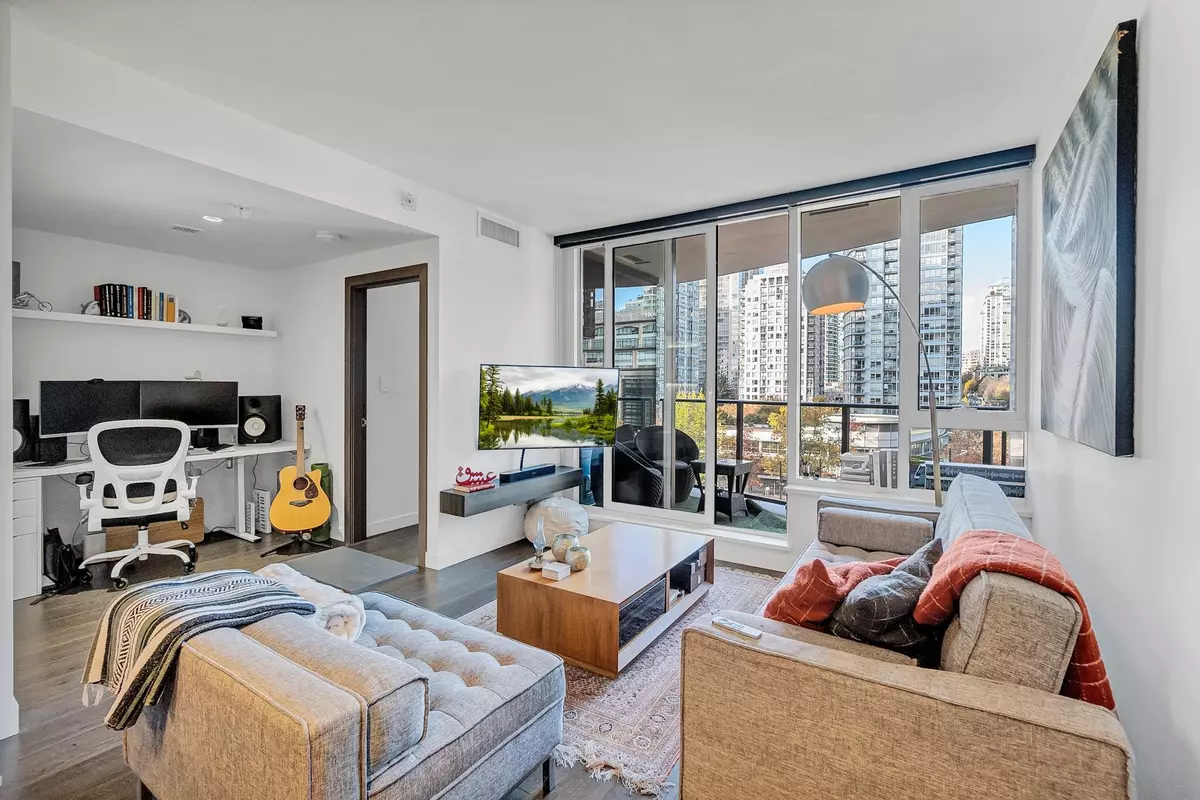 Vancouver, BC V6B 0P4,68 Smithe ST #721