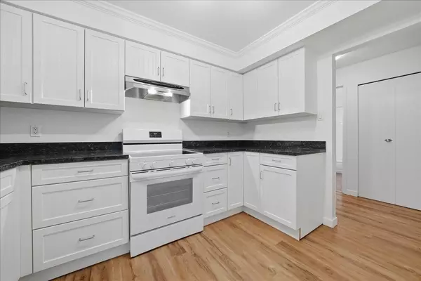 West Vancouver, BC V7T 1H6,1340 Duchess AVE #PH 406