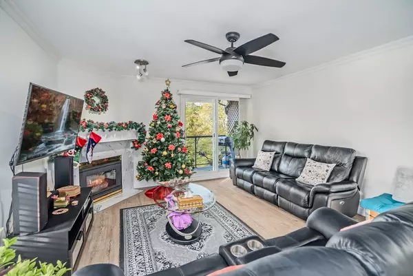 Surrey, BC V3R 0T1,14993 101a AVE #209