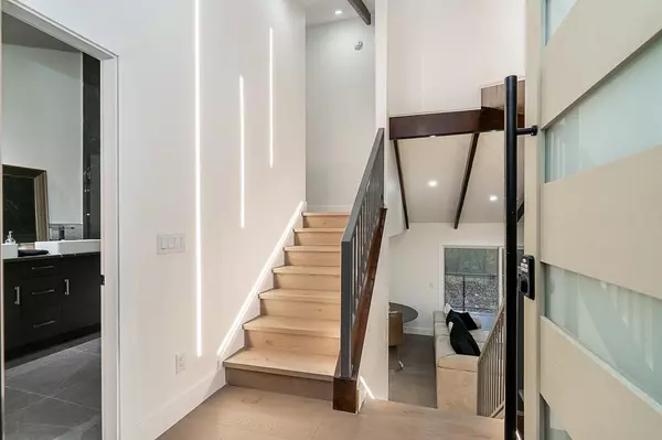 Maple Ridge, BC V2W 1A8,23385 Tamarack LN