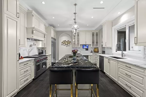 1198 Ottaburn RD West Vancouver, BC V7S 2J8