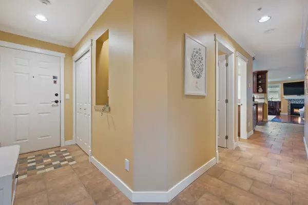 White Rock, BC V4B 1E9,15941 Marine DR #307