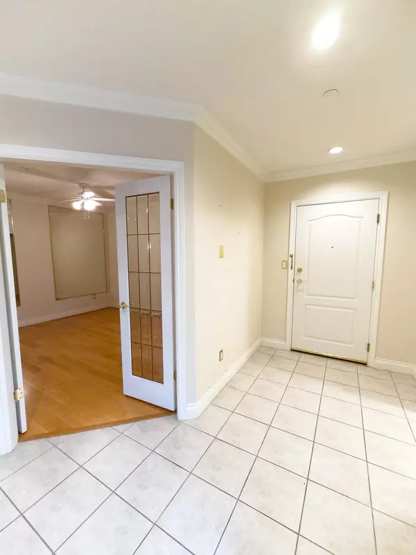 Delta, BC V4M 3K3,1320 55 ST #201