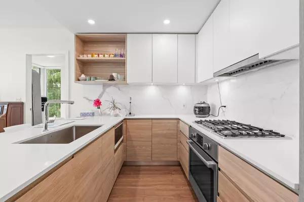 Coquitlam, BC V3K 0G6,585 Austin AVE #205