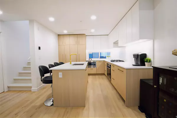 Coquitlam, BC V3K 0J8,381 Clayton ST #202