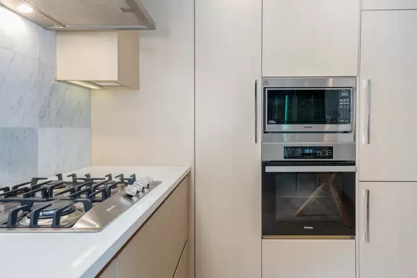 Vancouver, BC V6Z 0E7,89 Nelson ST #308