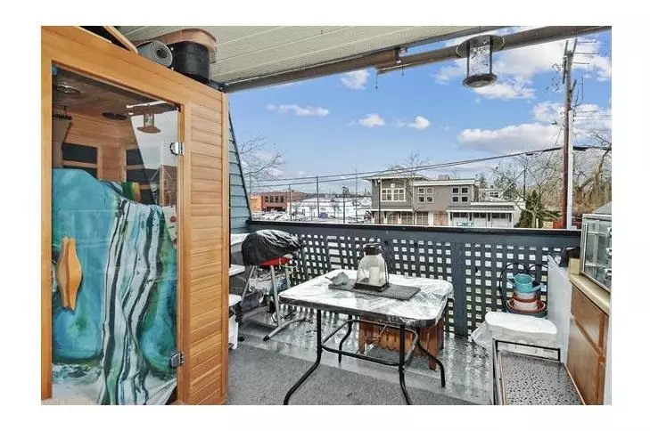 17661 58a AVE #105, Surrey, BC V3S 1N4