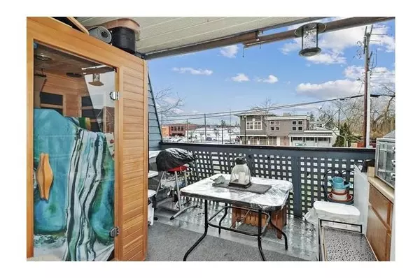 17661 58a AVE #105, Surrey, BC V3S 1N4