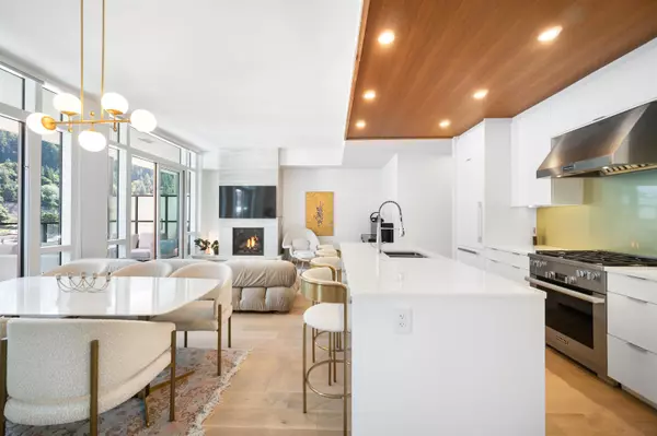 West Vancouver, BC V7W 2B2,6697 Nelson AVE #301