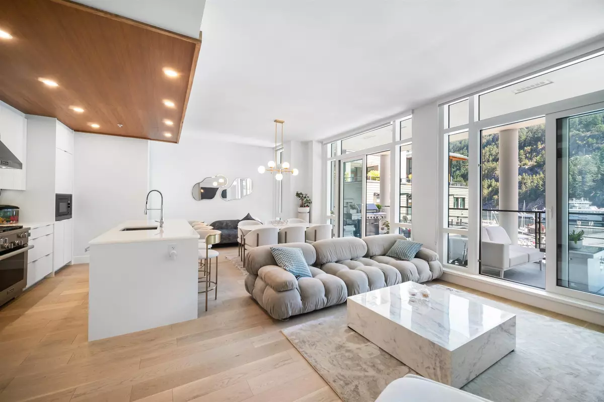 West Vancouver, BC V7W 2B2,6697 Nelson AVE #301